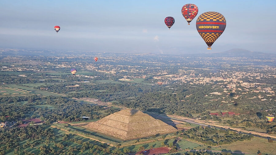 Balloons over the Teotihuacán pyramids